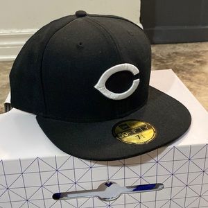 Cincinnati Reds black fitted hat 7 3/8